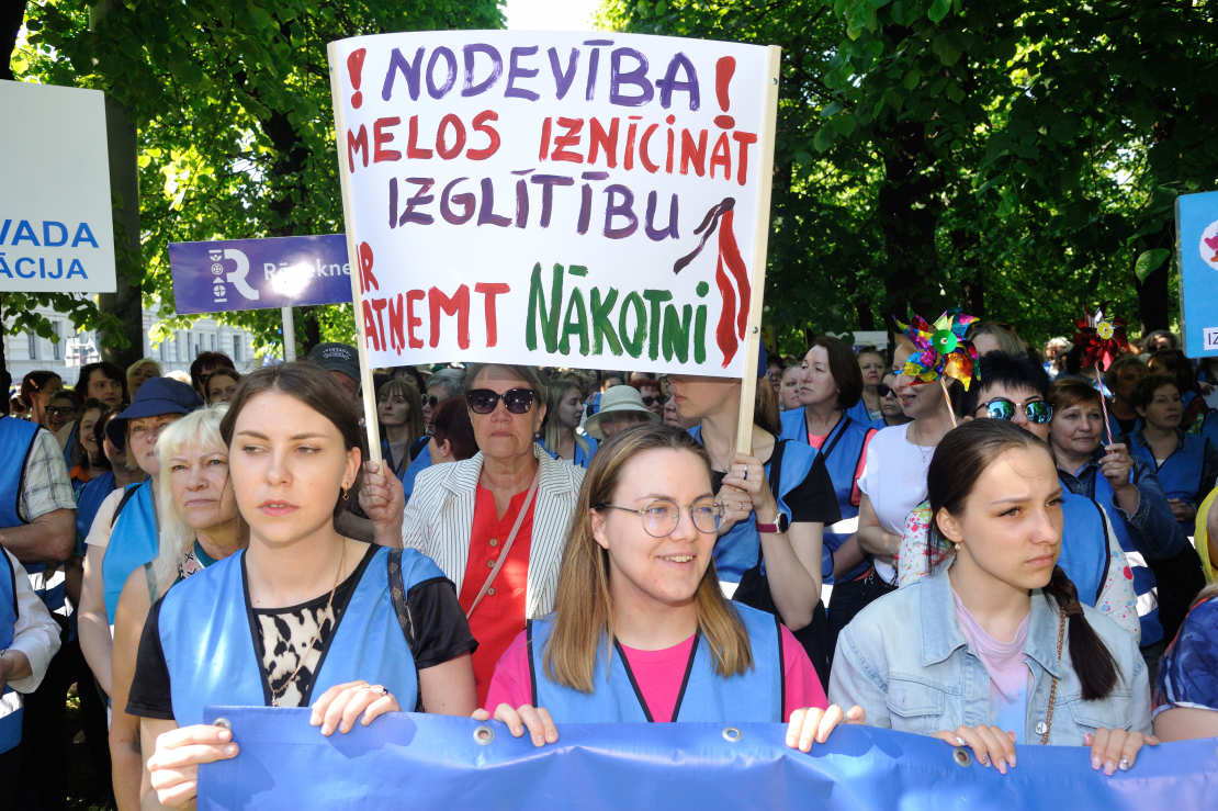Izglītības darbinieku piketā iestājas pret IZM piedāvājumu slodžu balansēšanai.