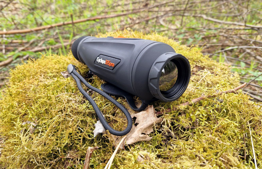 ThermTec Cyclops monoklis ir samērā neliels un viegls, ērti ieguļ plaukstā. Komplektā ir neliela plaukstas siksniņa, lai to varētu ērtāk turēt, un mazliet garāka, lai ierīci varētu pakārt kaklā.