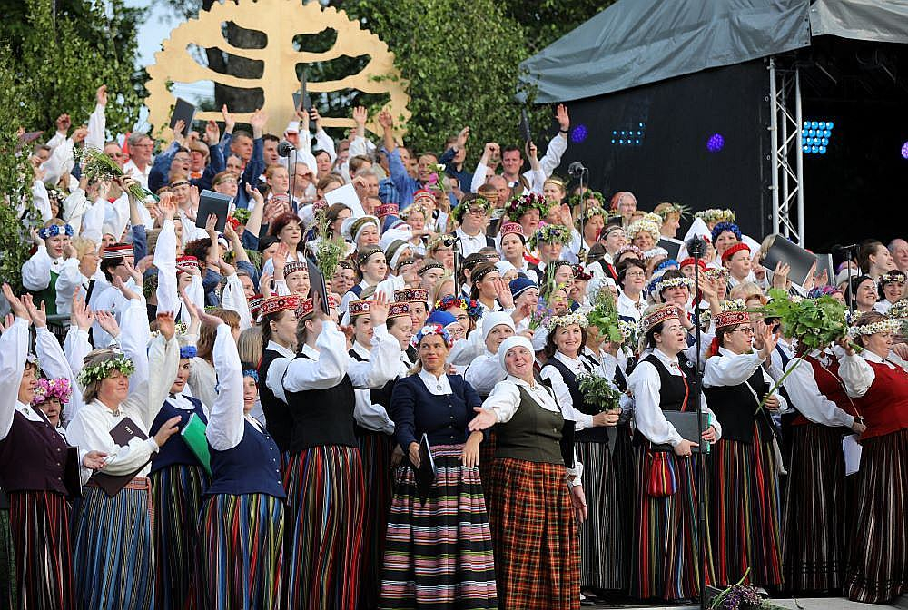30. gadskārta šogad aprit arī Emiļa Melngaiļa mūzikas svētku tradīcijai – ik pēc pieciem gadiem aicināt Latvijas korus uz kopīgu E. Melngaiļa bagātīgā kormūzikas mantojuma svinēšanu viņa dzimtajās mājās "Melngaiļos".