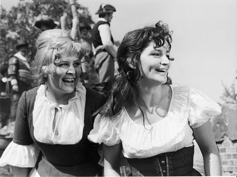 Baiba Indriksone (22.02.1932.–14.05.2024.) Lēnes lomā (no kreisās) kopā ar Olgas Dreģes tēloto Annu Aleksandra Leimaņa filmā "Vella kalpi" (1970).