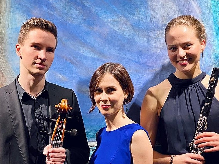 "Trio Fabel" spēlētā mūzika bija stilistiski un konceptuāli kontrastaina. No kreisās: čellists Kristaps Bergs, pianiste Linda Leine un klarnetiste Anna Gāgane.