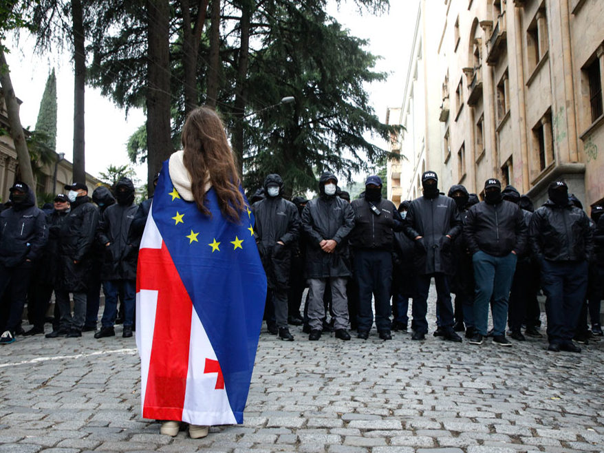 Gruzijas galvaspilsētā Tbilisi notikušo protestu laikā protestētāja ar Eiropas Savienības un Gruzijas karogiem nostājusies pretī policistiem, kas apsargā parlamenta ēku. Gruzijas jaunieši raizējas, ka valdošā partija "Gruzijas sapnis" grasās atņemt viņiem sapni par Gruzijas pievienošanos Eiropas Savienībai.