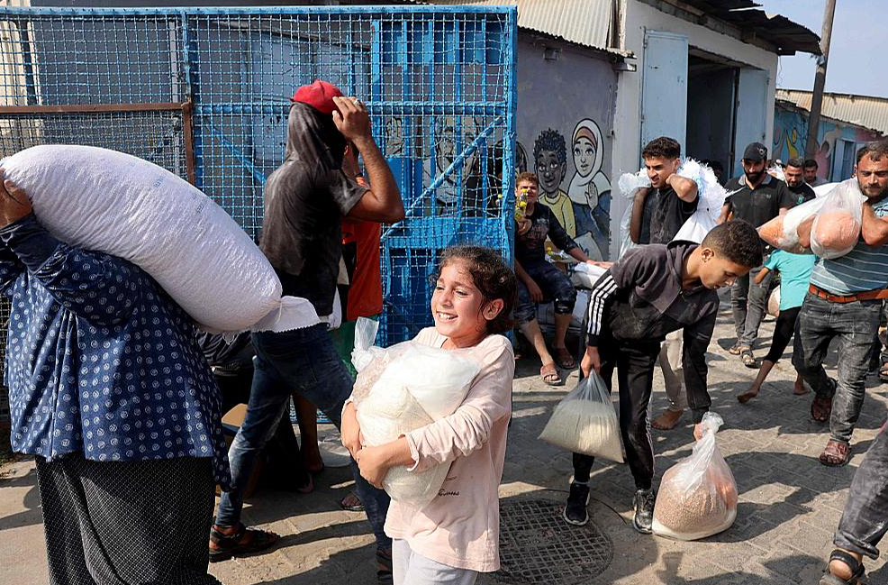 Palestīnieši ANO palīdzības centrā Deir al Balahā Gazas joslā.
