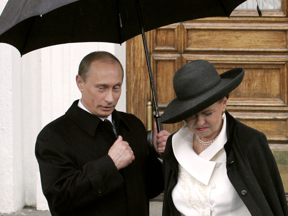 Vēstures liecība no laika, kad Latvijas Valsts prezidente tāpat kā daudzi citi Rietumu politiķi bija cerīgi par labām partnerattiecībām ar Krieviju. Attēlā: 2005. gada 9. maijā Vaira Vīķe-Freiberga ieradās uz militāro parādi Maskavā un tikās ar Krievijas prezidentu Putinu.