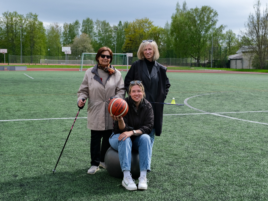 Sporta skolotājas trīs paaudzēs – vecmāmiņa Rita Rosa, viņas mazmeita Gerda Zvirgzdiņa un vedekla Sandra Zvirgzdiņa.