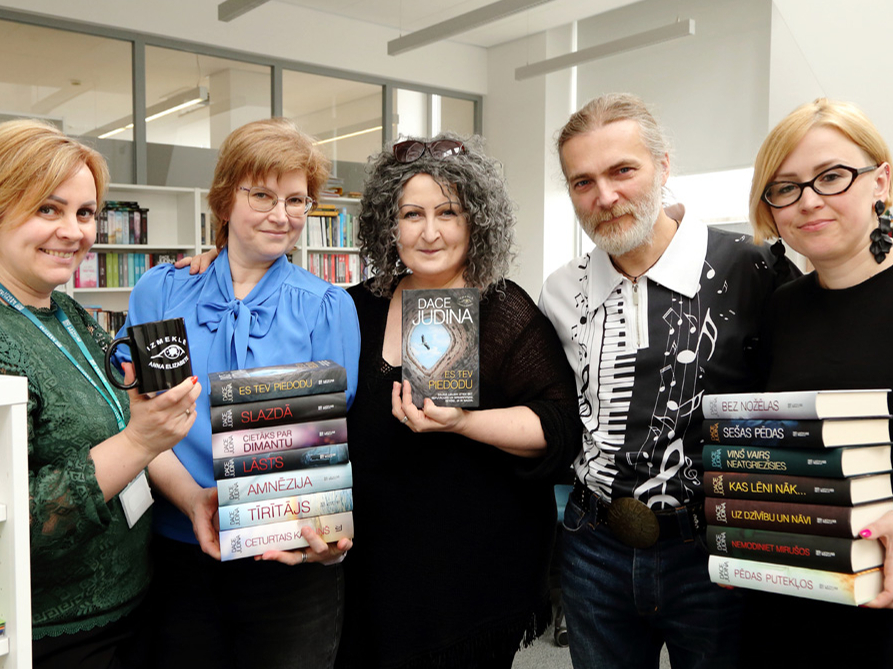 Visi vainīgie (no kreisās): Izdevniecības "Latvijas Mediji" direktore Kristīne Kirkila, redaktore un IAE projektu vadītāja Linda Kusiņa-Šulce, autoru tandēms – Dace Judina un Arturs Nīmanis,
izdevniecības galvenā redaktore Inga Ābelīte.