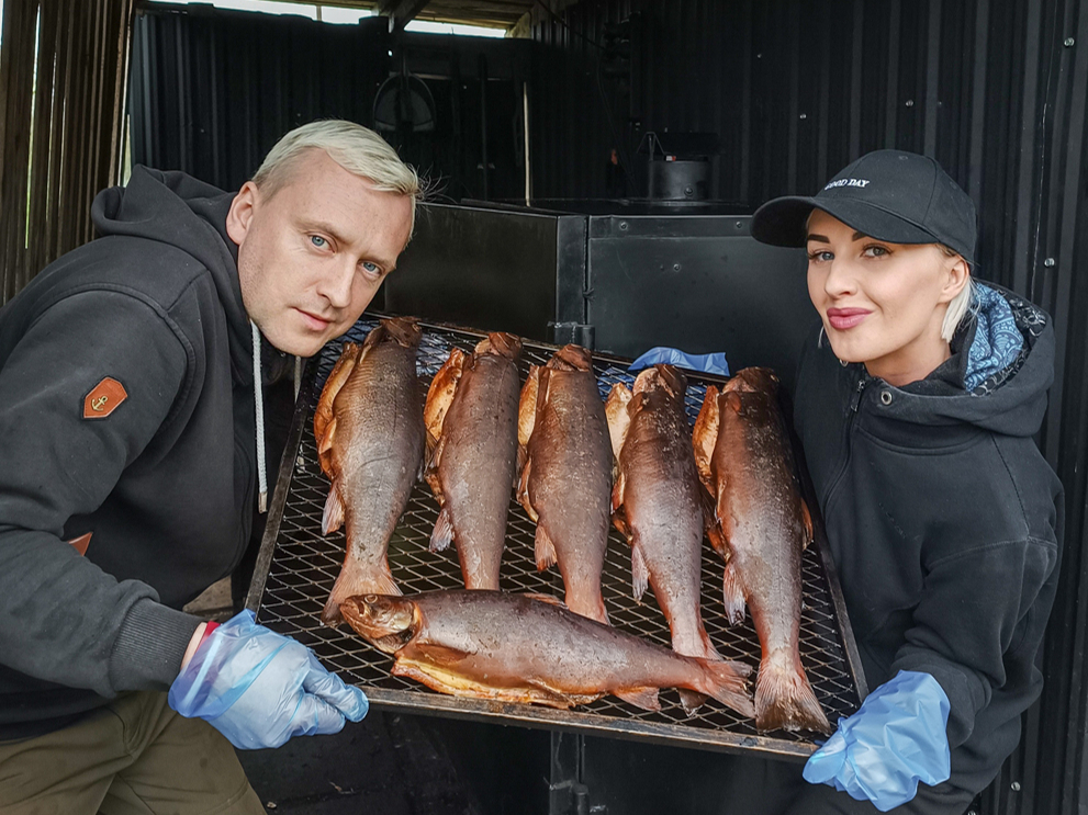 Kovida pandēmijas laikā sāktais rūpals tagad kļuvis par Mareka un Rantas hobijbiznesu. Kūpina viņi reizi mēnesī un produkciju
klientiem pieved līdz namdurvīm.