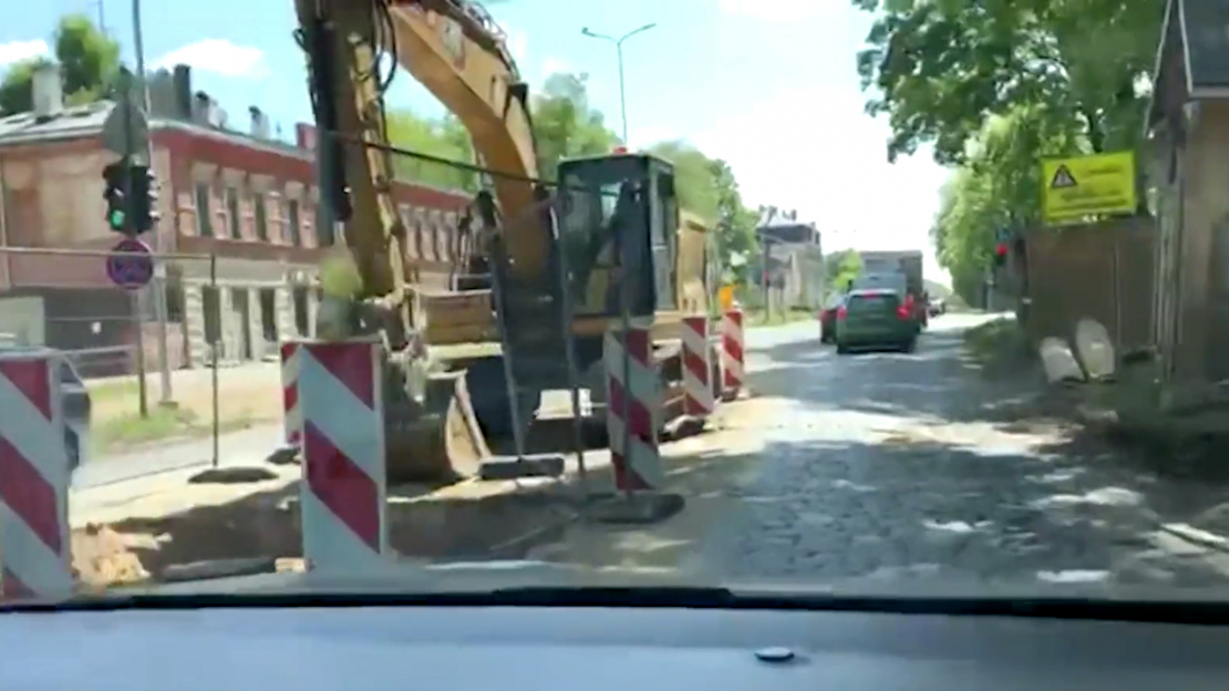 Aptuveni kilometru garā Vienības gatves posmā pašlaik notiek kanalizācijas tīkla pārbūves darbi, skaidro Rīgas domē.