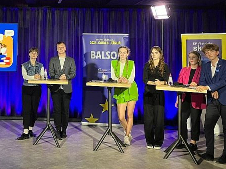 Programmas "Eiropas Parlamenta Vēstnieku skola" absolventi 21. maijā prezentēja savus ieteikumus par to, kā politiķiem būtu jārunā ar jauniešiem.
