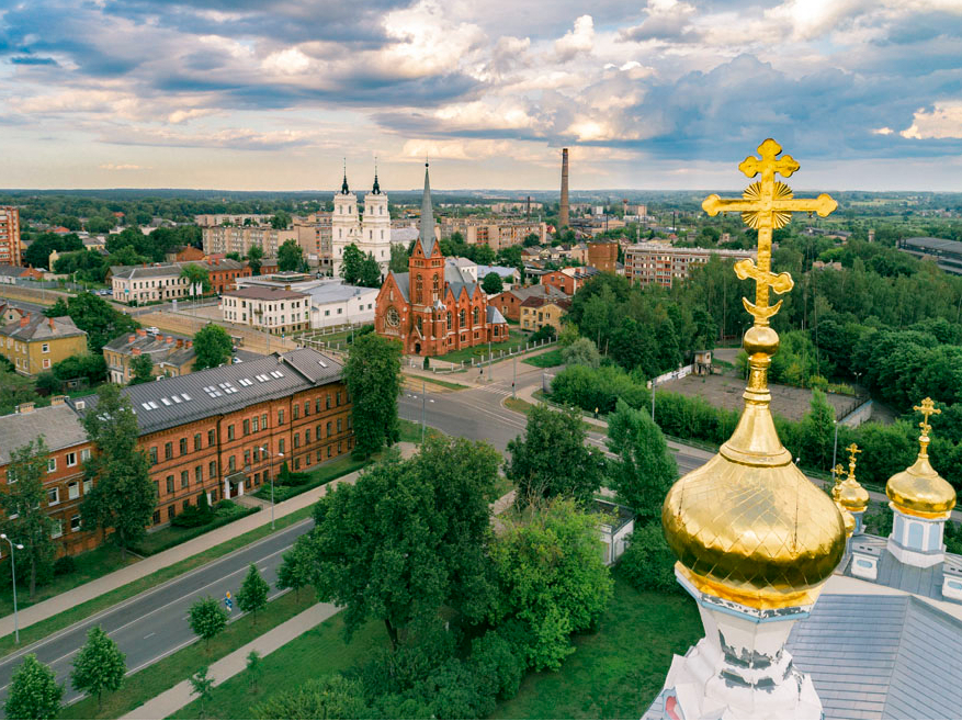 Skats uz Daugavpils Baznīcu kalnu no Svēto mocekļu Borisa un Gļeba pareizticīgo katedrāles.