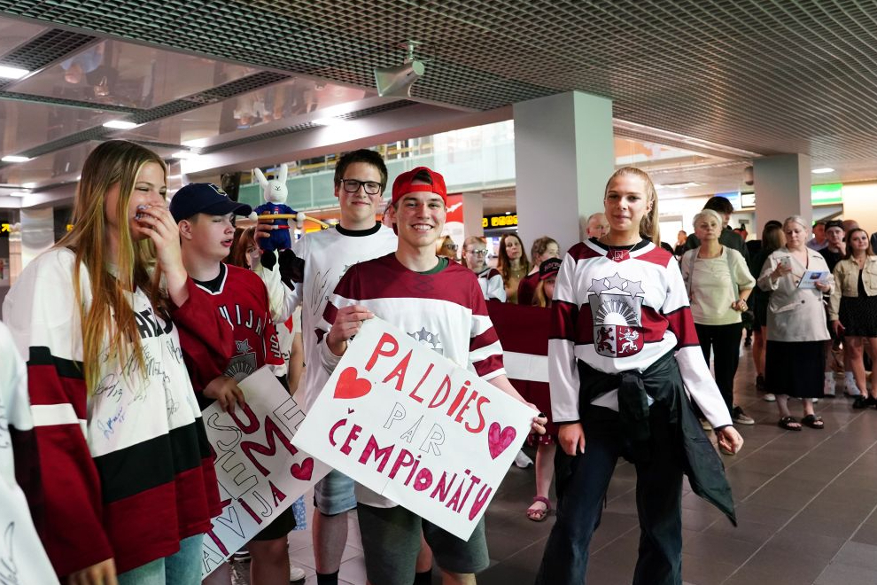 Līdzjutēji Rīgas lidostā sagaida Latvijas vīriešu hokeja izlasi pēc iegūtās 9. vietas Pasaules hokeja Čempionātā Čehijas pilsētā Ostravā.