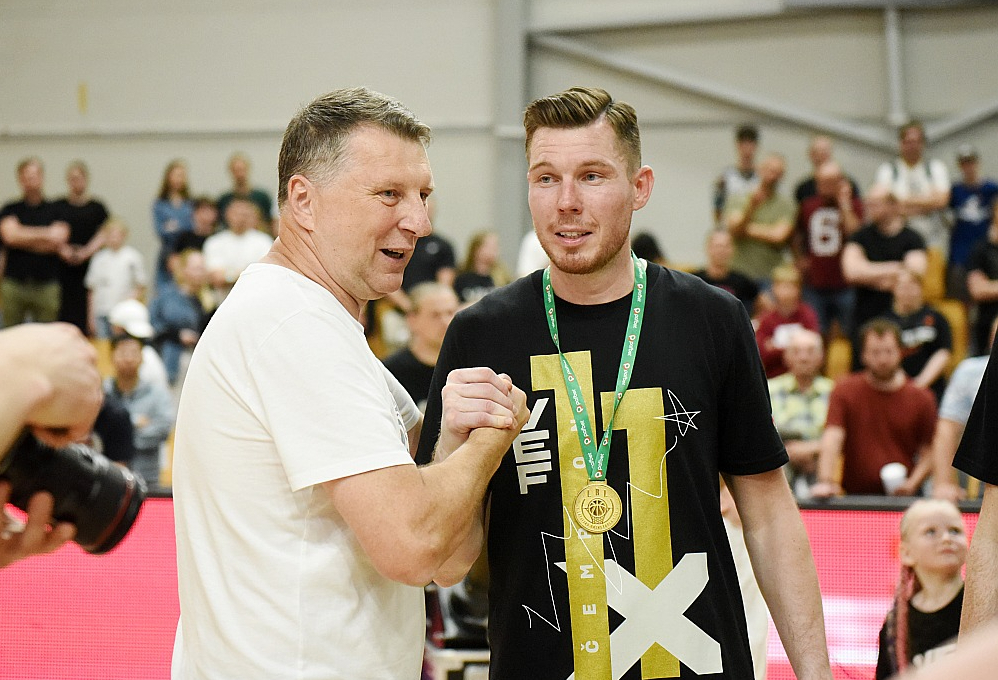 Latvijas Basketbola savienības prezidents Raimonds Vējonis (no kreisās) sveic "VEF Rīgu" ar 11. un tās kapteini Dairi Bertānu – piekto Latvijas čempiona titulu.