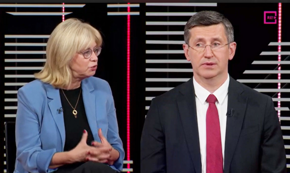 Aicinājuma "Priekšvēlēšanu debates – valsts valodā!" iniciatore Ina Druviete un "Latvijas attīstībai" politiķis Vjačeslavs Dombrovskis 22. maija diskusijā  "Kas notiek ar priekšvēlēšanu debatēm krievu valodā?".