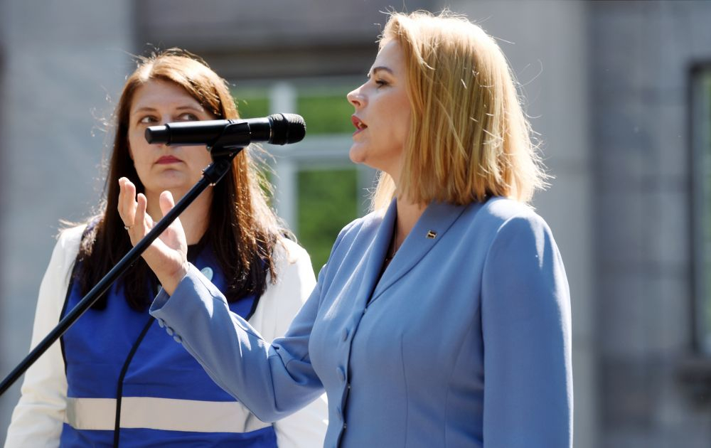 Ministru prezidente Evika Siliņa (no labās) un Latvijas Izglītības un zinātnes darbinieku arodbiedrības (LIZDA) priekšsēdētāja Inga Vanaga piedalās LIZDA rīkotajā izglītības nozares darbinieku pieketā pie Ministru kabineta.