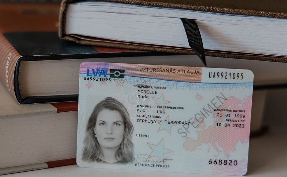 Imigrācijas likums paredz, ka Krievijas pilsoņiem izsniegtās pastāvīgās uzturēšanas atļaujas 2023. gada septembrī zaudēja spēku. Lai dzīvotu Latvijā, viņiem bija jāveic dažādas prasības sava uzturēšanās statusa sakārtošanai.