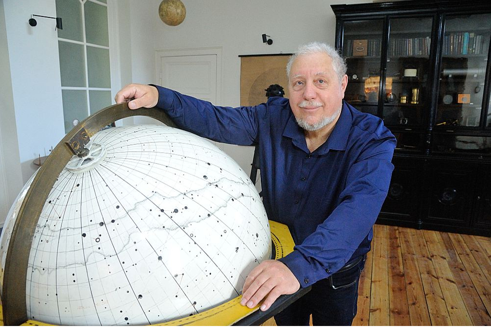 "Saules ietekme netiek pienācīgi novērtēta," spriež astronoms Ilgonis Vilks, aicinot mazāk sekot Mēness fāzēm, bet vairāk uztraukties par spēcīgu Saules ģeomagnētisko vētru radīto ietekmi uz cilvēkiem un elektroierīcēm.