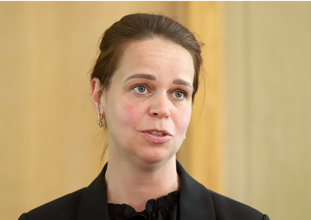 Talsu novada Sociālā dienesta vadītāja Ilze Kārklevalka: "Cilvēkiem, kuri saņem garantētā minimālā ienākuma pabalstu, var noteikt darba prasmju atjaunošanu 15 stundas nedēļā. Mazkvalificētais darbs ir ļoti būtisks jebkurā pagasta pārvaldē. Ne viens vien no viņiem dabū darba nespējas lapu un nestrādā. Tas ir ļoti grūti aizvirzīt šos cilvēkus līdz strādāšanai to cilvēku. Par viņu attaisnojumiem nestrādāt varētu grāmatu uzrakstīt."
