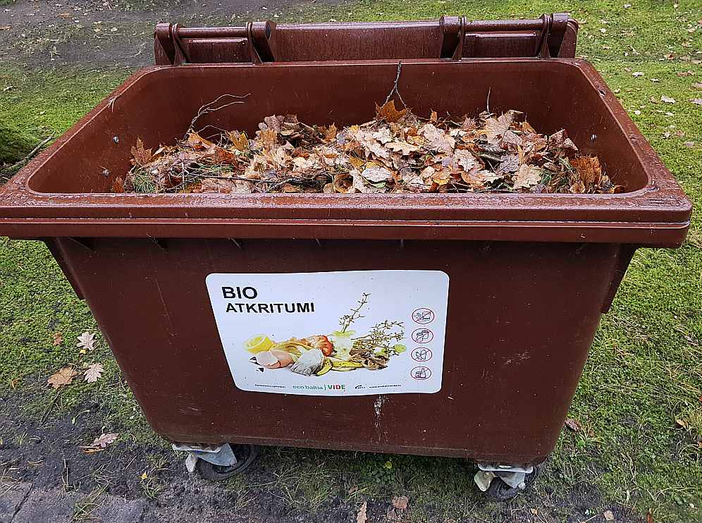 Vides apsaimniekošanas uzņēmuma SIA "Eco Baltia vide" bioloģisko atkritumu konteiners Rīgā, Pirmajos Meža kapos.