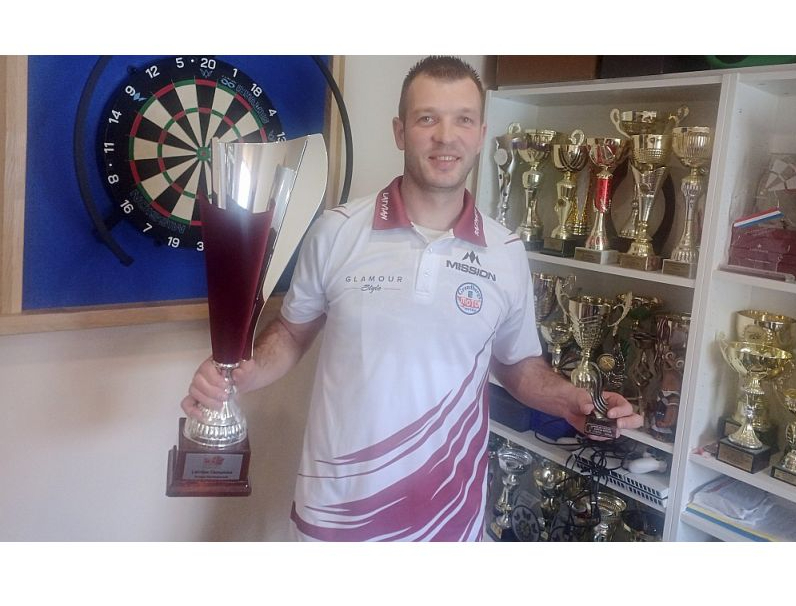 Madars Razma ar lielo Latvijas čempiona trofeju un savu pirmo izcīnīto kausu sacensībās Liepājā 11 gadu vecumā.