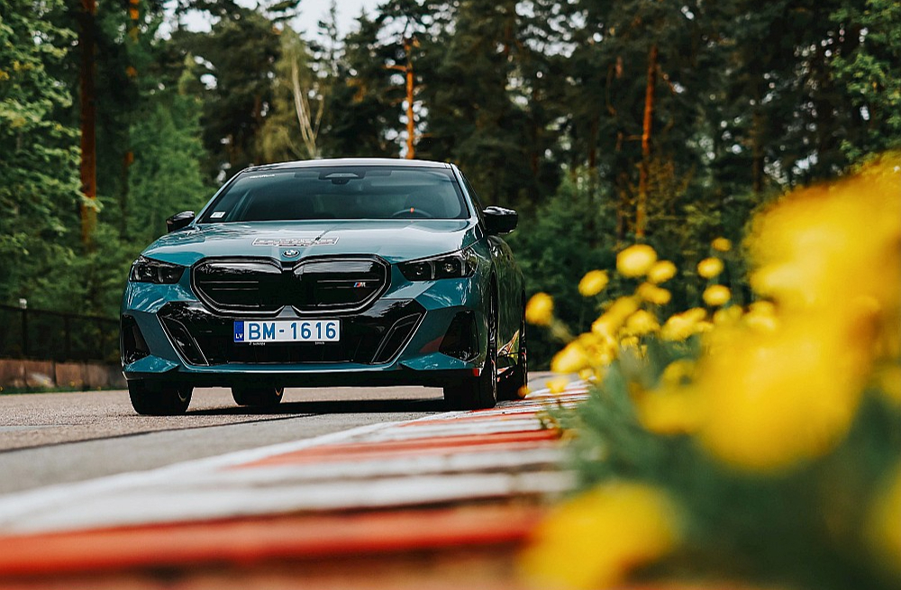 Elektrisks "BMW". Skaisti, protams. Prestiži. Bet pilna "uzlāde" trijās minūtēs, kādu spēj tā iekšdedzes brālēns, diemžēl nav iespējama.