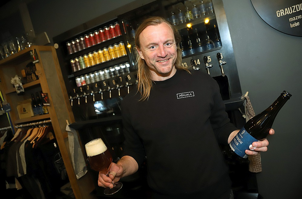 Biedrības "Latvijas Neatkarīgie aldari" priekšsēdētājs, alus darītavas "Labietis" pārstāvis Reinis Pļaviņš: "Ceram, ka algu pieaugums ļaus cilvēkiem biežāk izvēlēties kvalitatīvu Latvijā darītu alu."