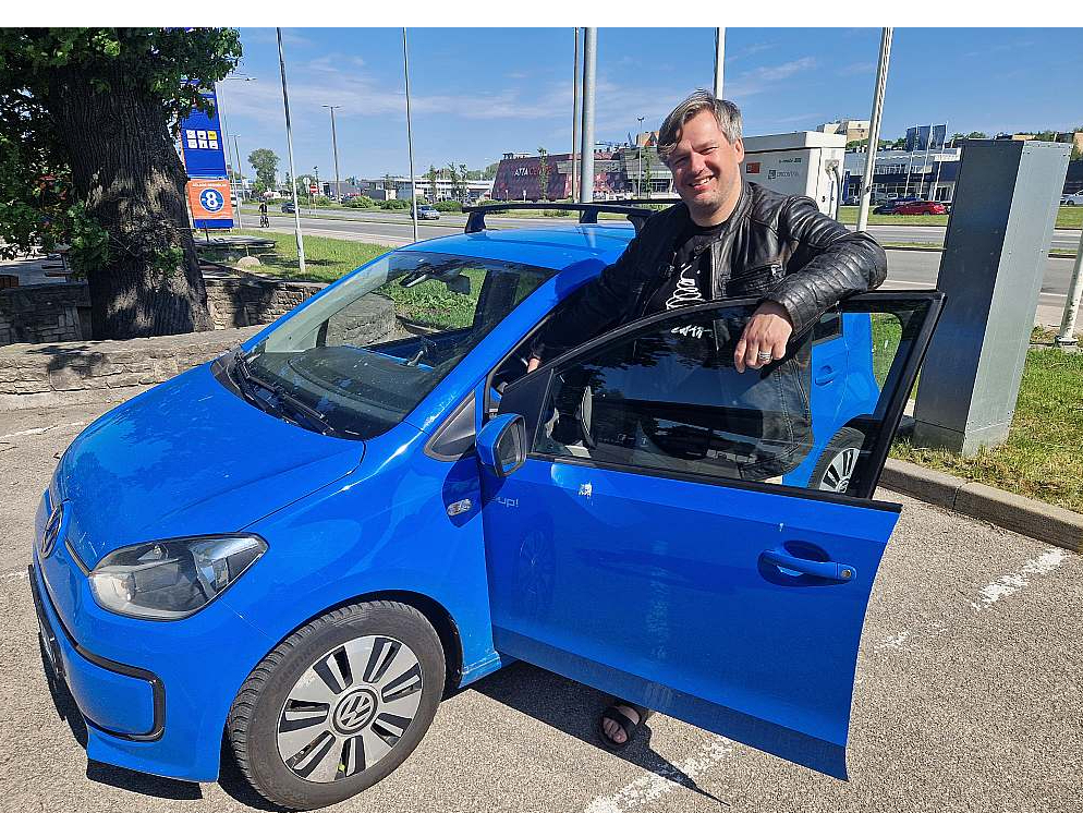 Ansis Bogustovs nedomā, ka savu desmitgadīgo "VW e-up!" kādreiz pārdos. Viņš iecerējis auto drīzāk izjaukt, lai tā baterijas kļūtu par akumulatoriem, kurās uzkrāt saules paneļu saražoto enerģiju.