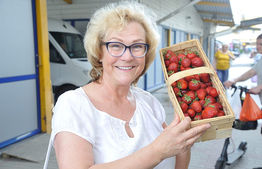 Tirgū sastaptā zemeņu pircēja Maija ir lokālpatriote un zemeņu sezonā cenšas apēst vismaz vairākus kilogramus Latvijā vai reģionā audzēto zemeņu.