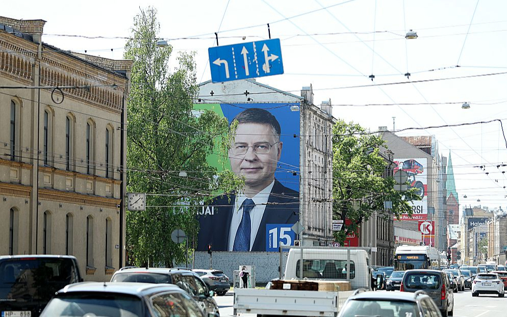 Politiķu sejas un saukļi – pirmsvēlēšanu vides reklāmu stils gadu gaitā īpaši nav mainījies.