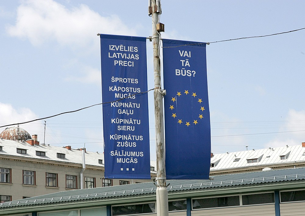 Pirms 20 gadiem – 2004. gada 12. jūnijā – Latvijas iedzīvotāji pirmo reizi piedalījās Eiropas Parlamenta vēlēšanās, jo 2004. gada 1. maijā Latvija kļuva par pilntiesīgu Eiropas Savienības dalībvalsti. Dalība ES un iespēja deleģēt savus politiķus Eiropas lēmējorganizācijās lika uzdot arī šos Latvijas iedzīvotājiem aktuālos jautājumus, kas redzami šajā 2004. gada vasarā tapušajā fotogrāfijā pie Vidzemes tirgus Rīgā. Šogad Latvijas iedzīvotāji EP vēl jau piekto reizi. Kādi jautājumi kandidātiem uz Eiroparlamentu un viņu vēlētājiem ir aktuāli tagad, 2024. gadā?