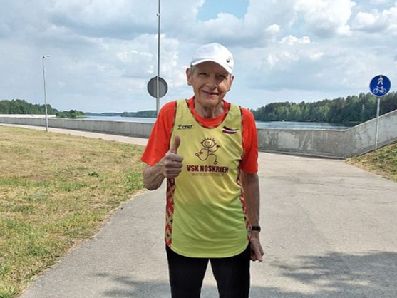 "Zāle atkal ir tik zaļa, debesis tik augstas un tik zilas! Es smaidu," skriešanas prieku apraksta Māris Baltais.