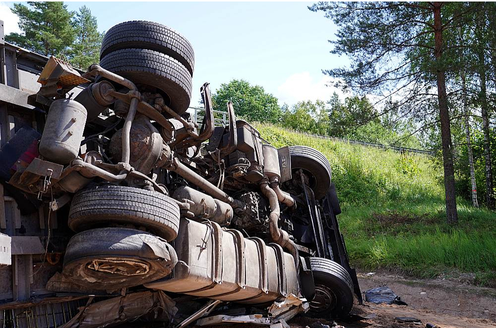 Senākas avārijas vieta uz Vidzemes šosejas pie Melturiem, kur notika sadursme starp kravas automašīnām "Volvo" un "DAF" un "DAF" vadītājs gāja bojā.