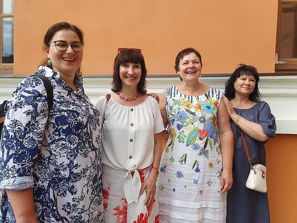 Kultūras vēstnieces (no kreisās) Daina Vanaga, Ziedīte Začeste, Jolanta Borīte un Lilita Lauskiniece atkaltikšanās reizē Sabilē.
