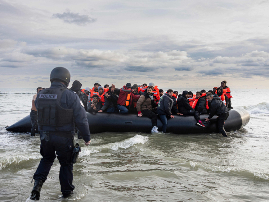 Francijas policisti ar nažiem mēģina pārdurt cilvēku kontrabandistu sagādāto laivu, lai neļautu migrantiem doties dzīvībai bīstamā braucienā pāri Lamanšam uz Lielbritāniju. Nelegālās migrācijas jautājums pēdējos gados kļuvis par vienu no visvairāk apspriestajiem Eiropā.