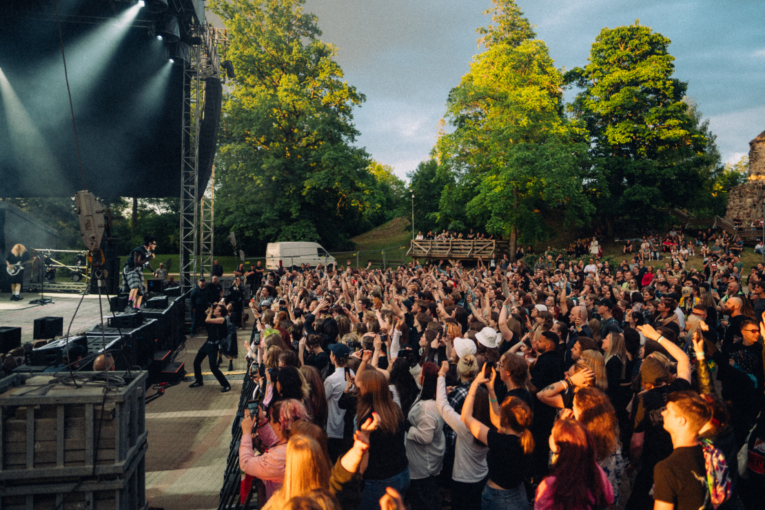Siguldas pilsdrupu estrāde atklāj koncertsezonu ar enerģisko "Yungblud" šovu. 