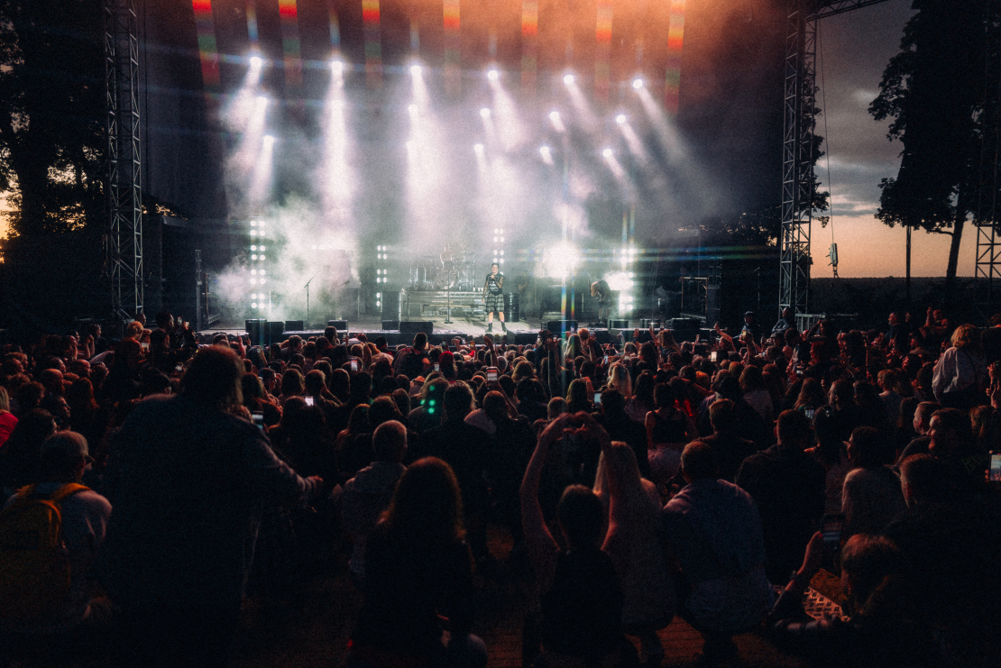 Siguldas pilsdrupu estrāde atklāj koncertsezonu ar enerģisko "Yungblud" šovu. 