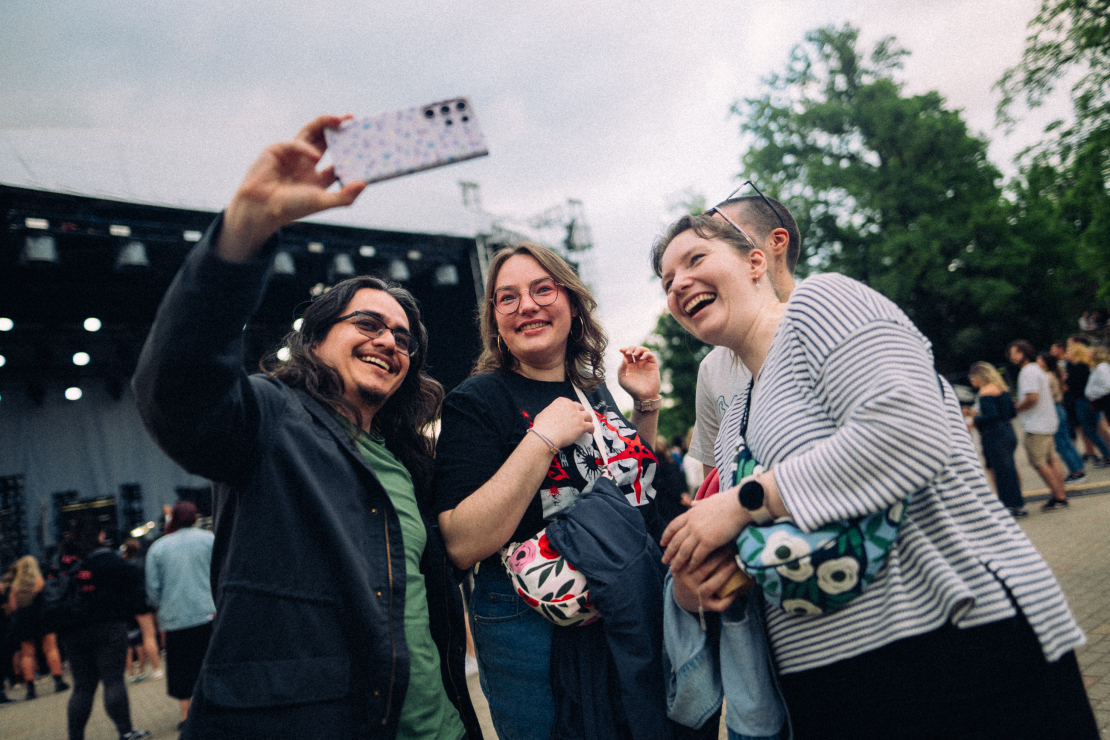 Siguldas pilsdrupu estrāde atklāj koncertsezonu ar enerģisko "Yungblud" šovu. 