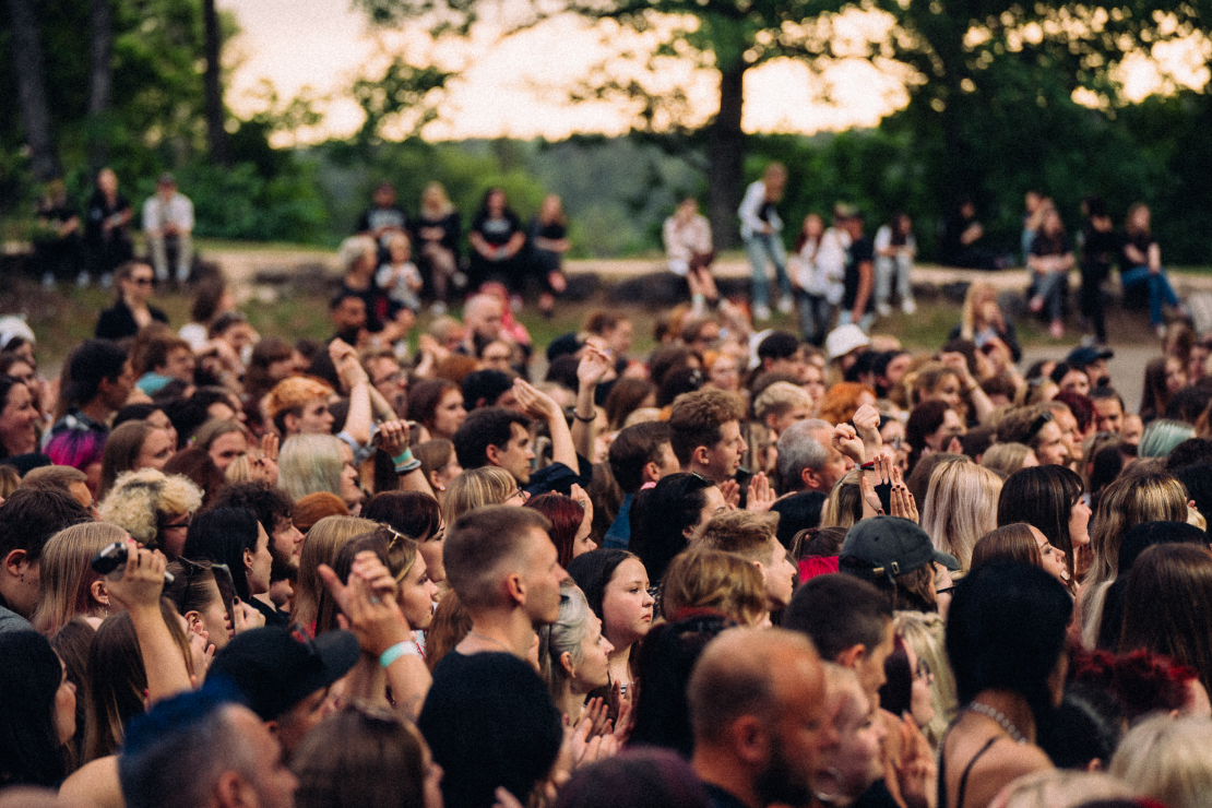 Siguldas pilsdrupu estrāde atklāj koncertsezonu ar enerģisko "Yungblud" šovu. 
