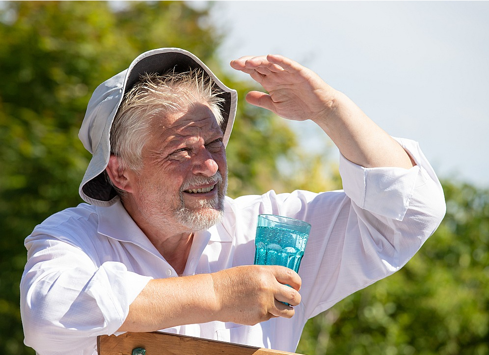Gaišas drēbes, cepure un glāze ūdens paglābs no pārkaršanas.