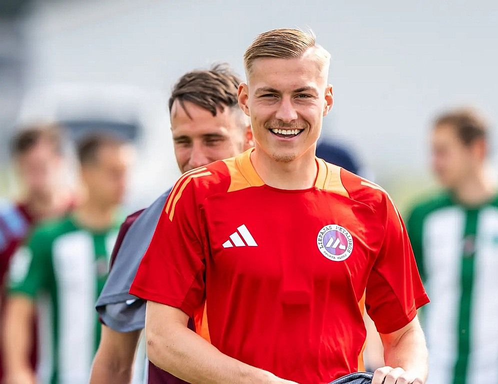 Latvijas futbola izlase vienu no treniņiem šonedēļ aizvadīja savu pirmo futbola klubu kreklos. Kristers Tobers – "Liepājas metalurga" formā. Baltijas kausā savainojumu dēļ valstsvienībai nevarēs palīdzēt Roberts Uldriķis un Eduards Emsis.