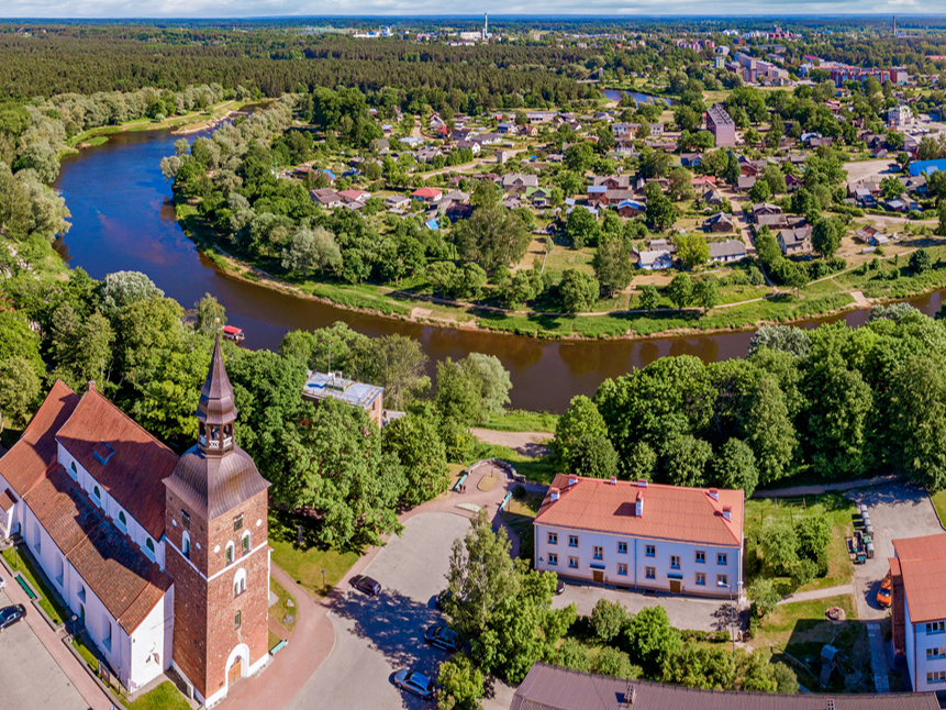 Skats uz Valmieru no putna lidojuma. Cauri pilsētai tek Gauja, bet centrā redzama Svētā Sīmaņa baznīca, ap kuru 13. gadsimta beigās sākusi veidoties pilsēta.
