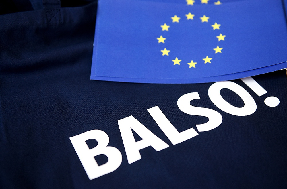 Latvijā Eiropas Parlamenta vēlēšanas notiks sestdien, 8. jūnijā, no pulksten 8 rītā līdz pulksten 20 vakarā. Balsot var jebkurā vēlēšanu iecirknī. Vēlēšanu rezultātus gan varēs uzzināt tikai naktī no svētdienas uz pirmdienu.