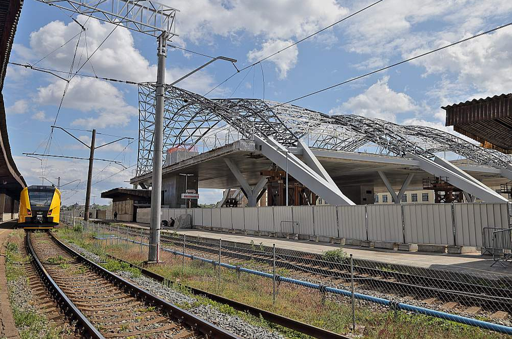 No "Rail Baltica" ieviešanā iesaistīto institūciju atbildēm Valsts kontrolei nav tapis skaidrs, vai izmaiņas projekta Latvijas posma apjomā pirms to īstenošanas ir pienācīgi izvērtētas, ņemot vērā sadārdzinājumu, pieejamos resursus un izmaiņu lietderību.