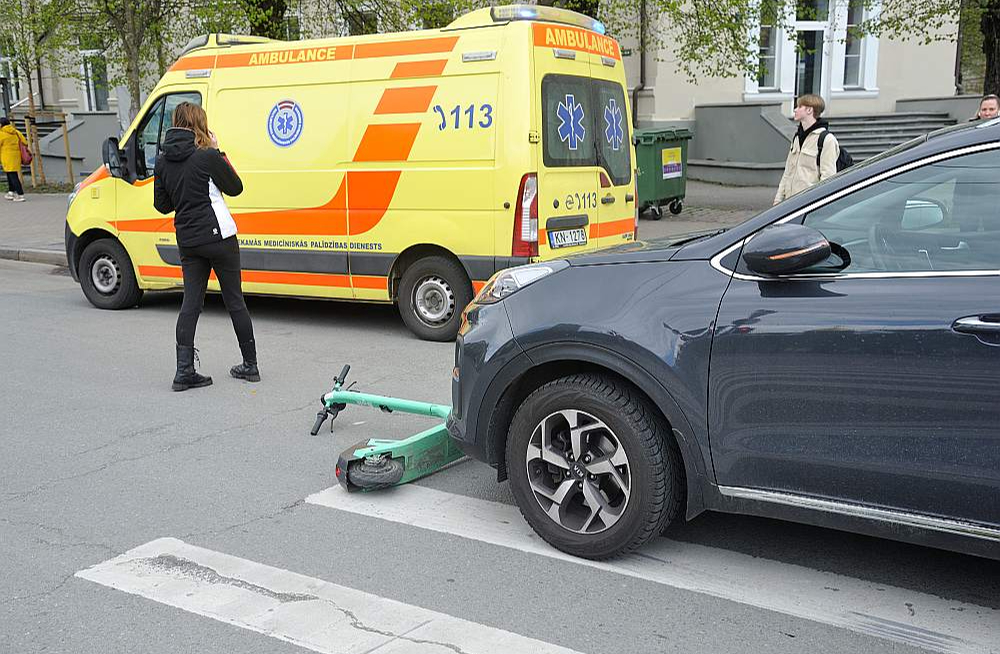 "Ar skrejriteni brauciet skaidrā, tas ir pamatu pamats. Jābrauc apzinīgi jādomā, kur brauc un kā brauc. Un noteikti vajadzētu lietot visus iespējamos aizsardzības līdzekļus," iesaka ārsts Edgars Freimanis.