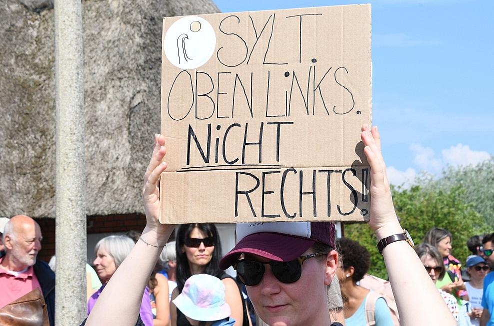 Dažas dienas pēc tam, kad sociālajos tīklos tika publicēts skandalozais video no ballītes klubā "Pony", ap 100 cilvēku Ziltes salā pulcējās pretrasisma demonstrācijā.