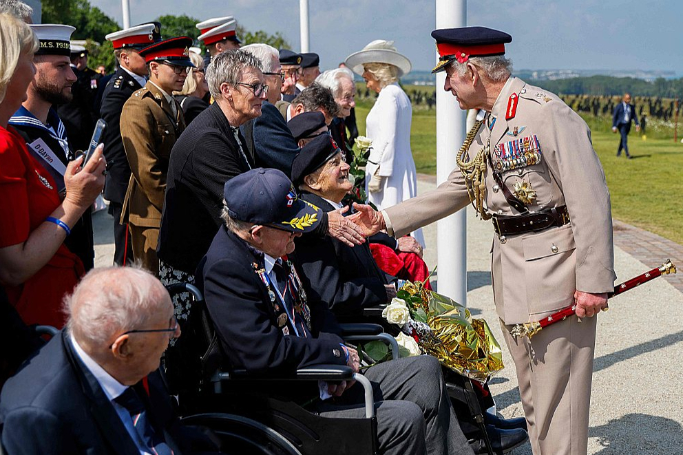 Lielbritānijas karalis Čārlzs III (no labās) Normandijā tikās ar britu Otrā pasaules kara veterāniem.