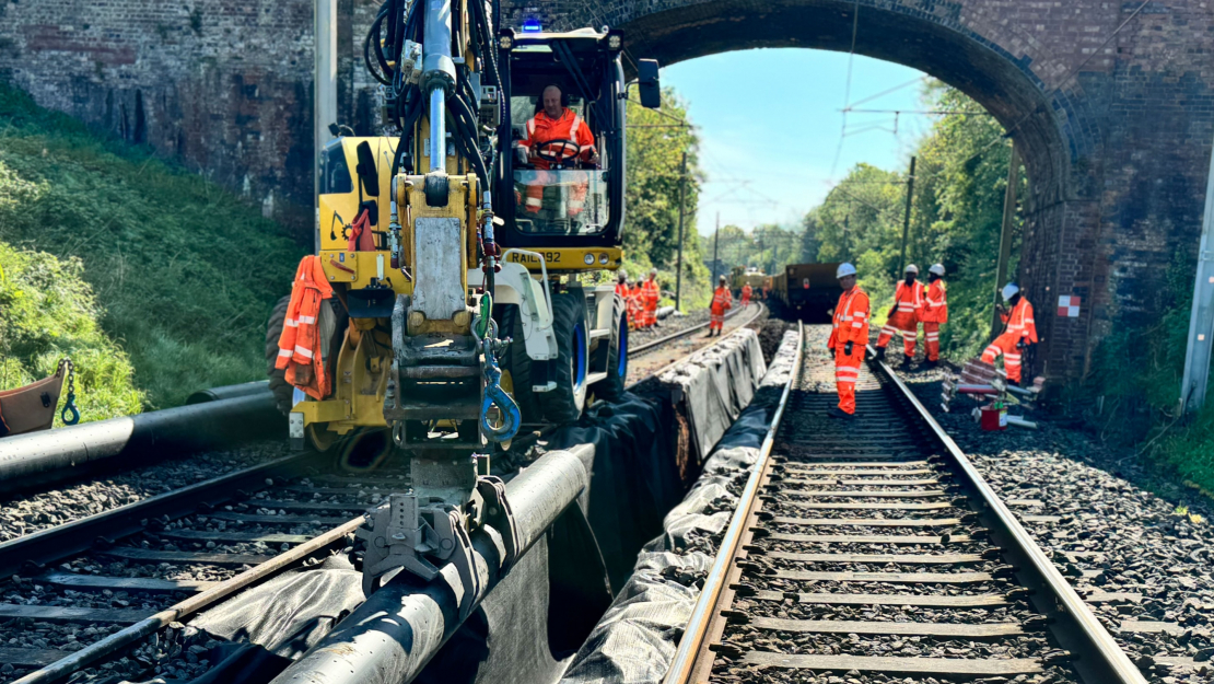 Uzņēmums "Network Rail", kam pieder un kas uztur dzelzceļa infrastruktūru Anglijā, Skotijā un Velsā, sociālajās vietnēs arī skaidro saviem sekotājiem: "Kāpēc karstā laikā mēs dažreiz palēninām vilcienus? Jo lēnāki vilcieni rada mazāku spiedienu uz sliedēm, samazinot sliežu izliekšanās iespējamību un gādājot par jūsu drošību." Un šie skaidrojumi ilustrēti ar attēliem, kur parādīta sliežu izliekšanās.