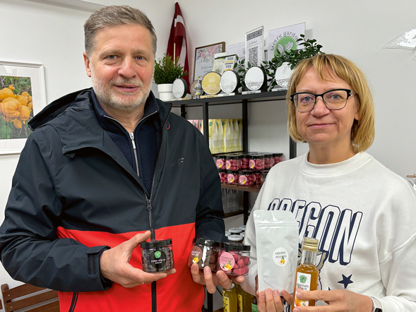 Zemnieku saimniecības "Mētras" saimnieki Iveta Širaka un Uldis Širaks no pašu audzētajām cidonijām ražo veselīgus našķus. Un ne tikai tos. Cidoniju etiķis patlaban Latvijā ir vien ZS "Mētras" sortimentā.