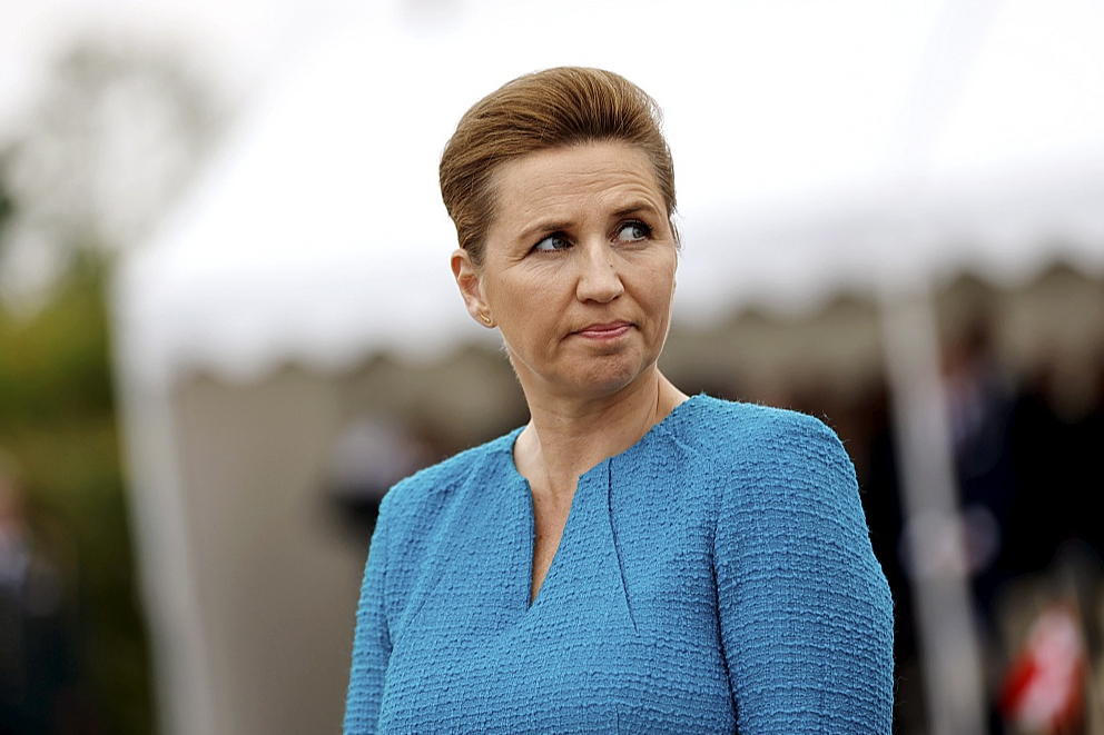 Dānijas premjerministre Mete Frederiksena Kopenhāgenas centrā piektdien piedzīvoja uzbrukumu un esot viegli ievainota. Policija uzskata, ka uzbrukums neesot bijis politiski motivēts.