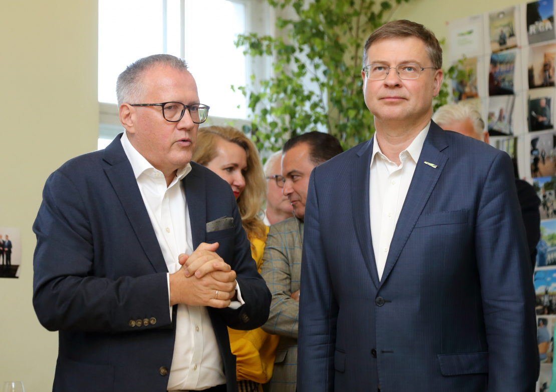 Partijas "Vienotība" priekšsēdētājs, finanšu ministrs Arvils Ašeradens, Eiropas Komisijas priekšsēdētājas izpildvietnieks Valdis Dombrovskis. Uzrunas partijas Jaunā Vienotība birojā pēc vēlēšanām. 