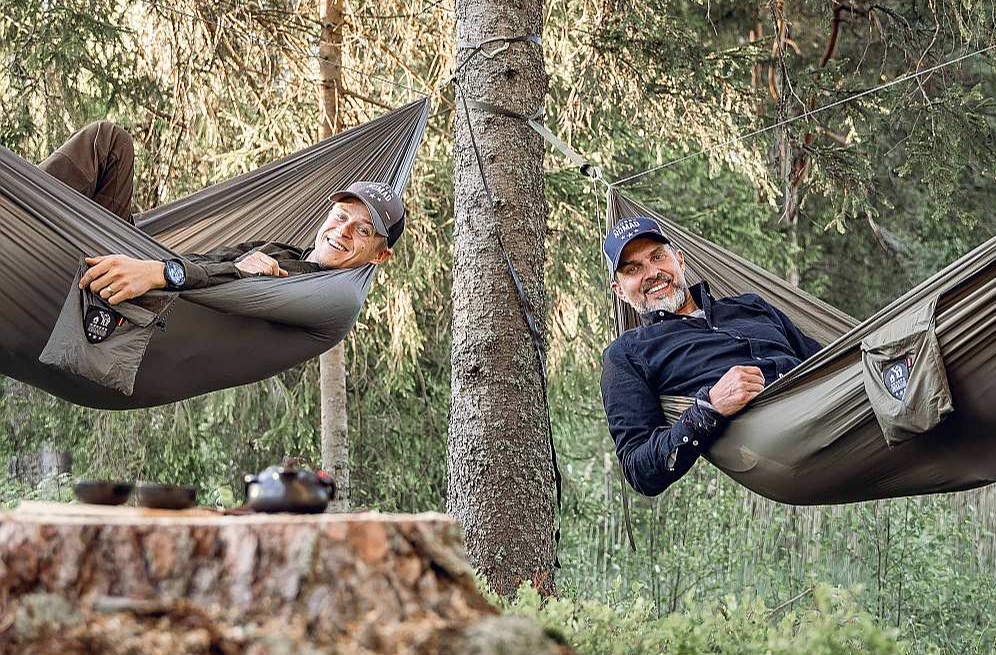 Lai arī šūpuļtīkls pasaulē jau tiek izmantots vairākus tūkstošus gadu, "Modern Nomad" ir izveidojis unikālu komplektu no četrām sastāvdaļām, kuras ir iespējams komplektēt atkarībā no sezonas un laika apstākļiem. "Mēs esam panākuši šūpuļtīkla attīstību, pilnveidojot ekipējumu," ir gandarīti uzņēmuma "Modern Nomad" līdzīpašnieki Jānis Kļaviņš (no labās) un Krišjānis Eihmanis (no kreisās).